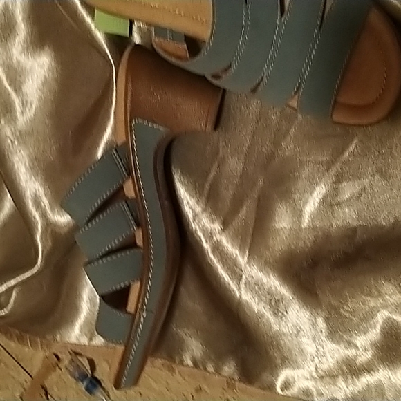 Shoe - Picture 2 of 2